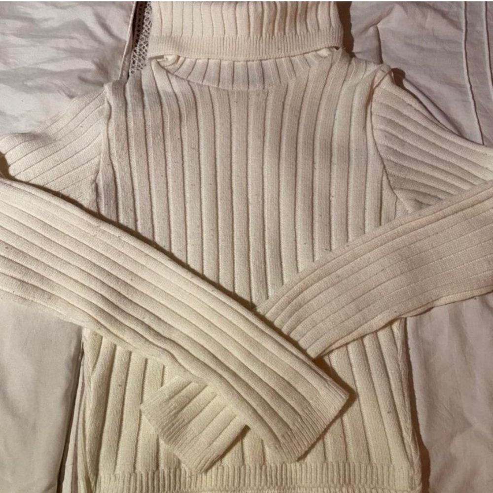 Plain white fitted turtleneck from ASOS. In perfect condition, no flaws! Size S